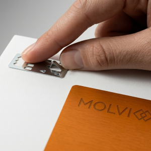 Sistemas de colgado para cartón pluma y soportes rígidos en impresión digital